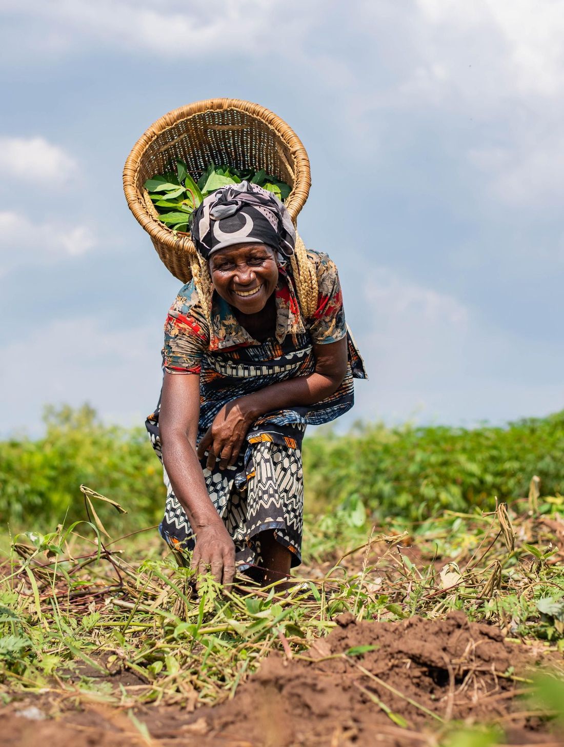Agricultrice portant un panier de récolte