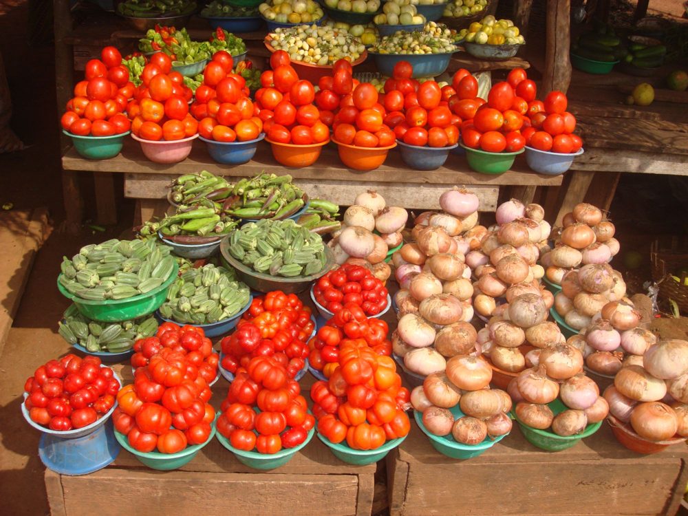 Marché vivrier d'Abengourou : tomates, gombos, oignons