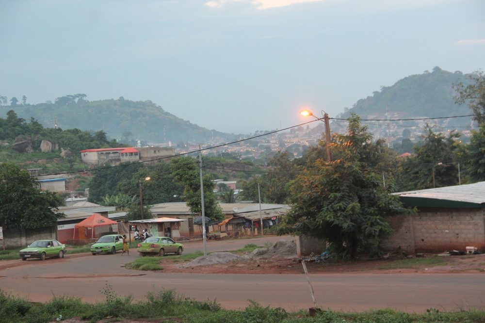 Man, ville dans une vallée entourée de montagnes