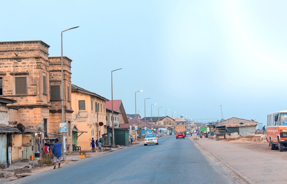 Rue coloniale en bord de mer, côte du Ghana